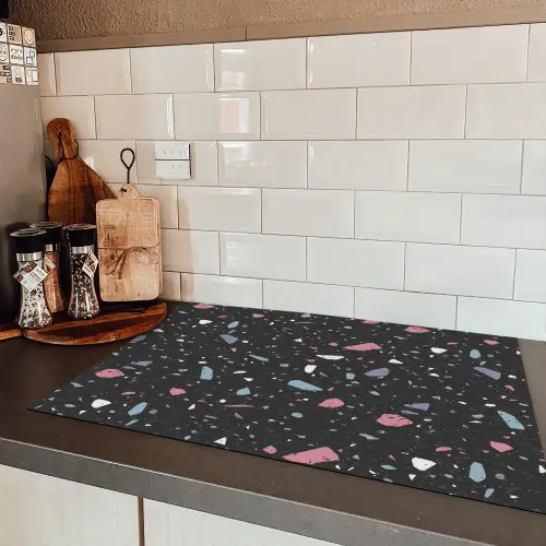 Terrazzo - Patroon - Zwart - Zacht Inductie beschermer vinyl 3mm klein 276 -sfeer3