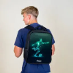 Voetballer trapt met kracht in digitale vorm Rugzak - Zwart middel -sfeer8