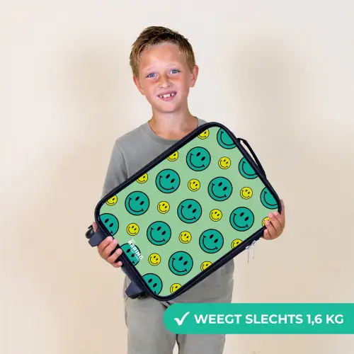 All smiles groen Kinderkoffer - Zwart klein -sfeer4_NL