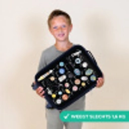 Alfabet in ruimte thema Kinderkoffer - Zwart klein -sfeer4_NL