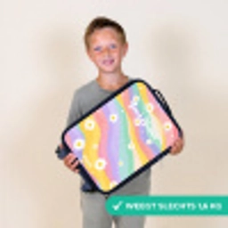 Madeliefjes op regenboogachtergrond Kinderkoffer - Zwart klein -sfeer4_NL