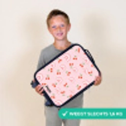Roze met regenboog en kersen patroon Kinderkoffer - Zwart klein -sfeer4_NL