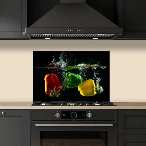 Paprika - Groente - Water - Zwart - Rood - Groen - Geel keuken achterwand spatscherm klein -sfeer1
