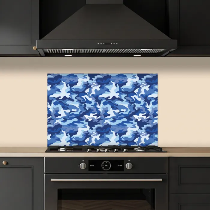 Blauw - Camouflage - Golvend keuken achterwand spatscherm klein 900 -sfeer1