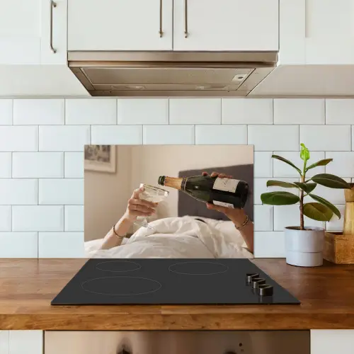 Champagne - Bed - Bubbels keuken achterwand spatscherm klein -sfeer2