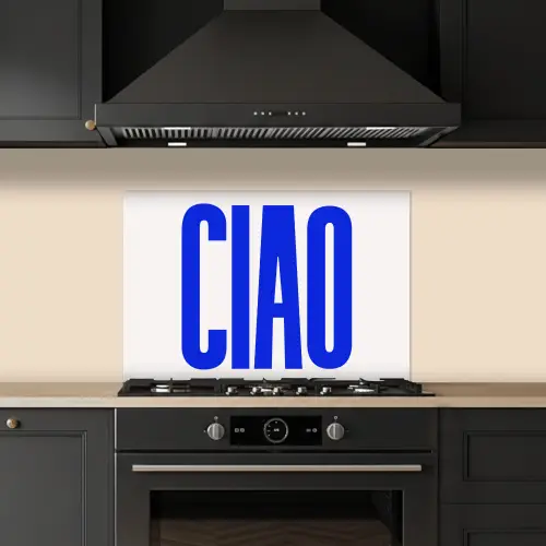 Ciao - Hoofdletters - Blauw - Minimalistisch keuken achterwand spatscherm klein -sfeer1