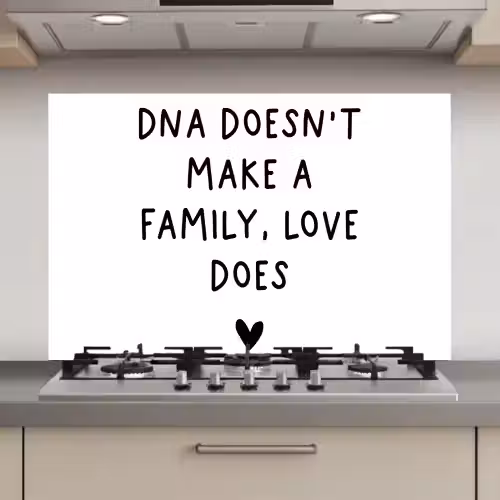 Engelse quote "DNA doesn't make a family, love does" met een hartje op een witte achtergrond keuken achterwand spatscherm klein -3d_website