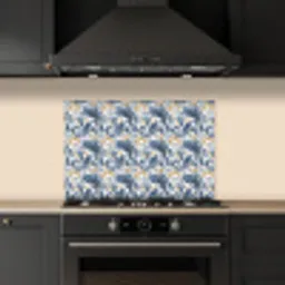 Bloem - Blauw - Goud - Patroon keuken achterwand spatscherm klein 900 -sfeer1