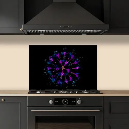 Bloem - Paars - Blauw - Macro - Zwart keuken achterwand spatscherm klein -sfeer1