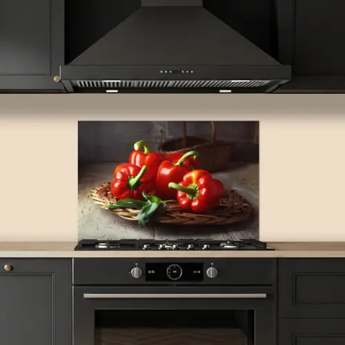 Vier rode paprika's op een rieten mand keuken achterwand spatscherm klein -sfeer1
