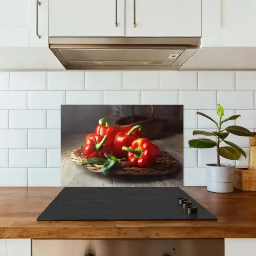 Vier rode paprika's op een rieten mand keuken achterwand spatscherm klein -sfeer2