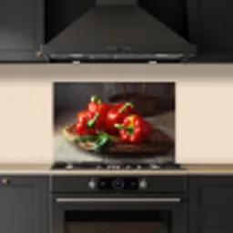 Vier rode paprika's op een rieten mand keuken achterwand spatscherm klein -sfeer1