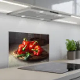 Vier rode paprika's op een rieten mand keuken achterwand spatscherm klein -3d_schuin