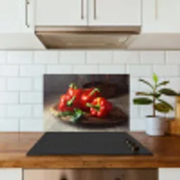 Vier rode paprika's op een rieten mand keuken achterwand spatscherm klein -sfeer2