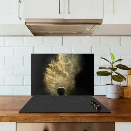 Goud poeder op een zwarte achtergrond keuken achterwand spatscherm klein -sfeer2