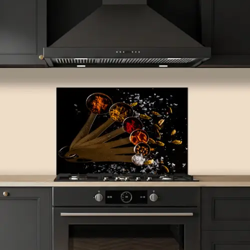 Kruiden - Lepels - Zout - Specerijen - Zwart keuken achterwand spatscherm klein -sfeer1