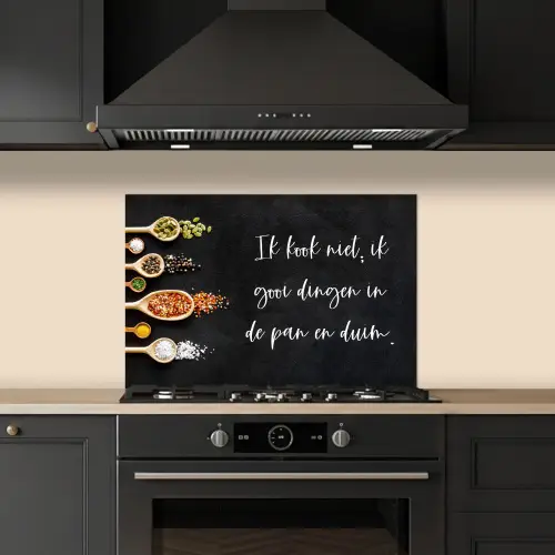 Ik gooi dingen in de pan en duim - Keuken - Quotes - Spreuken - Humor keuken achterwand spatscherm klein -sfeer1