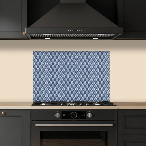 Bladeren - Wit - Blauw - Patroon keuken achterwand spatscherm klein 900 -sfeer1
