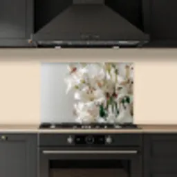 Lelies - Boekte - Wit - Meeldraden keuken achterwand spatscherm klein -sfeer1
