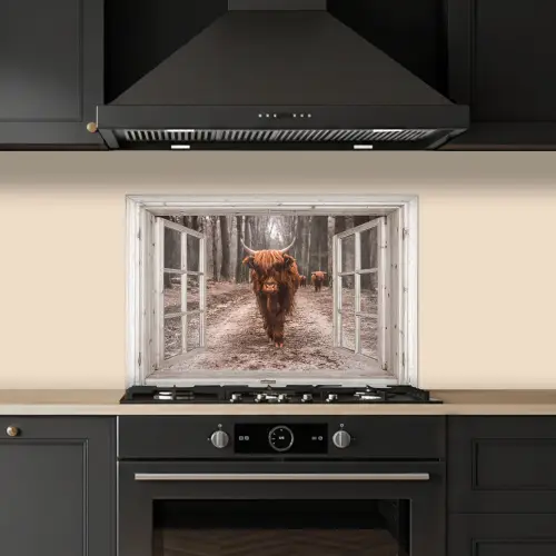 Doorkijk - Schotse Hooglander - Raam keuken achterwand spatscherm klein -sfeer1