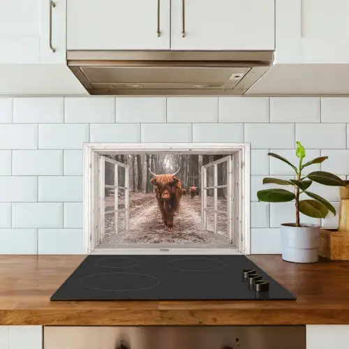 Doorkijk - Schotse Hooglander - Raam keuken achterwand spatscherm klein -sfeer2