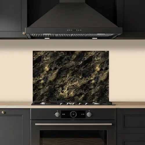 Marmer - Zwart - Goud keuken achterwand spatscherm klein 900 -sfeer1