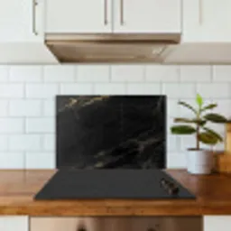 Marmer look - Luxe - Zwart - Goud keuken achterwand spatscherm klein -sfeer2