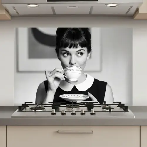 Portret - Thee - Vrouw keuken achterwand spatscherm klein -3d_website