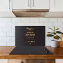 Spreuken - Quotes Mama Je Hebt Ons Al - Moeder - Moederdag cadeau voor mama - Goud keuken achterwand spatscherm klein -sfeer2