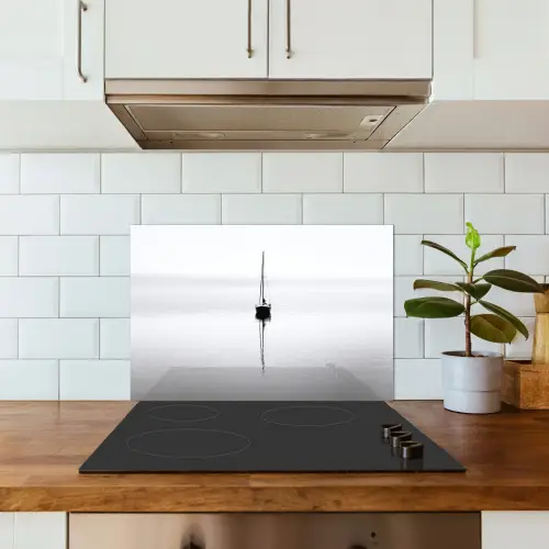 Zeilboot - Zwart - Water - Silhouet keuken achterwand spatscherm klein -sfeer2