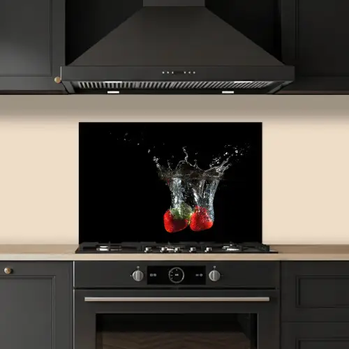 Aardbeien - Fruit - Water - Zwart - Rood keuken achterwand spatscherm klein -sfeer1