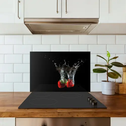 Aardbeien - Fruit - Water - Zwart - Rood keuken achterwand spatscherm klein -sfeer2