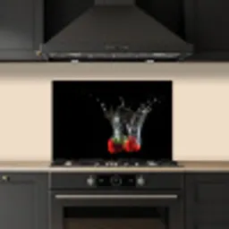 Aardbeien - Fruit - Water - Zwart - Rood keuken achterwand spatscherm klein -sfeer1