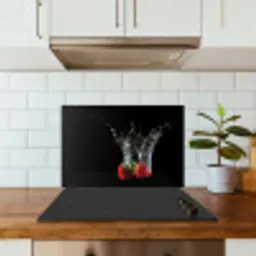 Aardbeien - Fruit - Water - Zwart - Rood keuken achterwand spatscherm klein -sfeer2