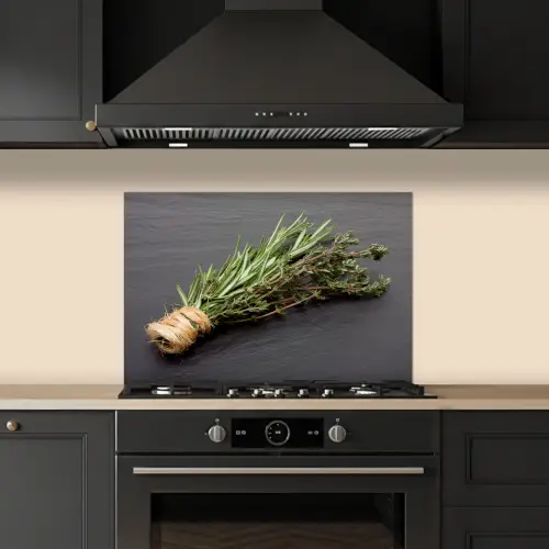 Tijm - Kruiden - Groen - Tafel - Keuken - Steen keuken achterwand spatscherm klein -sfeer1