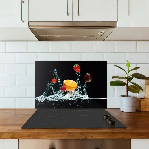 Water - Fruit - Sinaasappel - Aardbei - Kers - Zwart keuken achterwand spatscherm klein -sfeer2