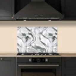 Wit - Marmer - Golvend - Grafiet keuken achterwand spatscherm klein 900 -sfeer1