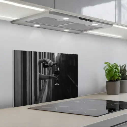 Wijnfles - Glas - Handen - Raam keuken achterwand spatscherm klein -3d_schuin