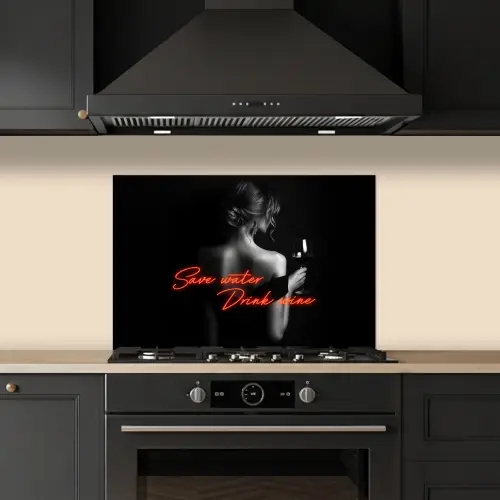 Wijn - Vrouw - Neon - Quote keuken achterwand spatscherm klein -sfeer1