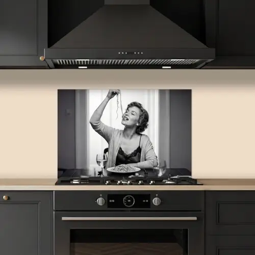 Vrouw - Spaghetti - Zwart - Wit keuken achterwand spatscherm klein -sfeer1