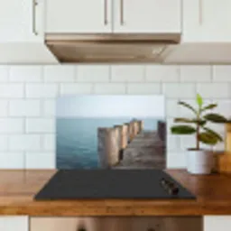 Houten steiger - Helderblauwe lucht keuken achterwand spatscherm klein -sfeer2