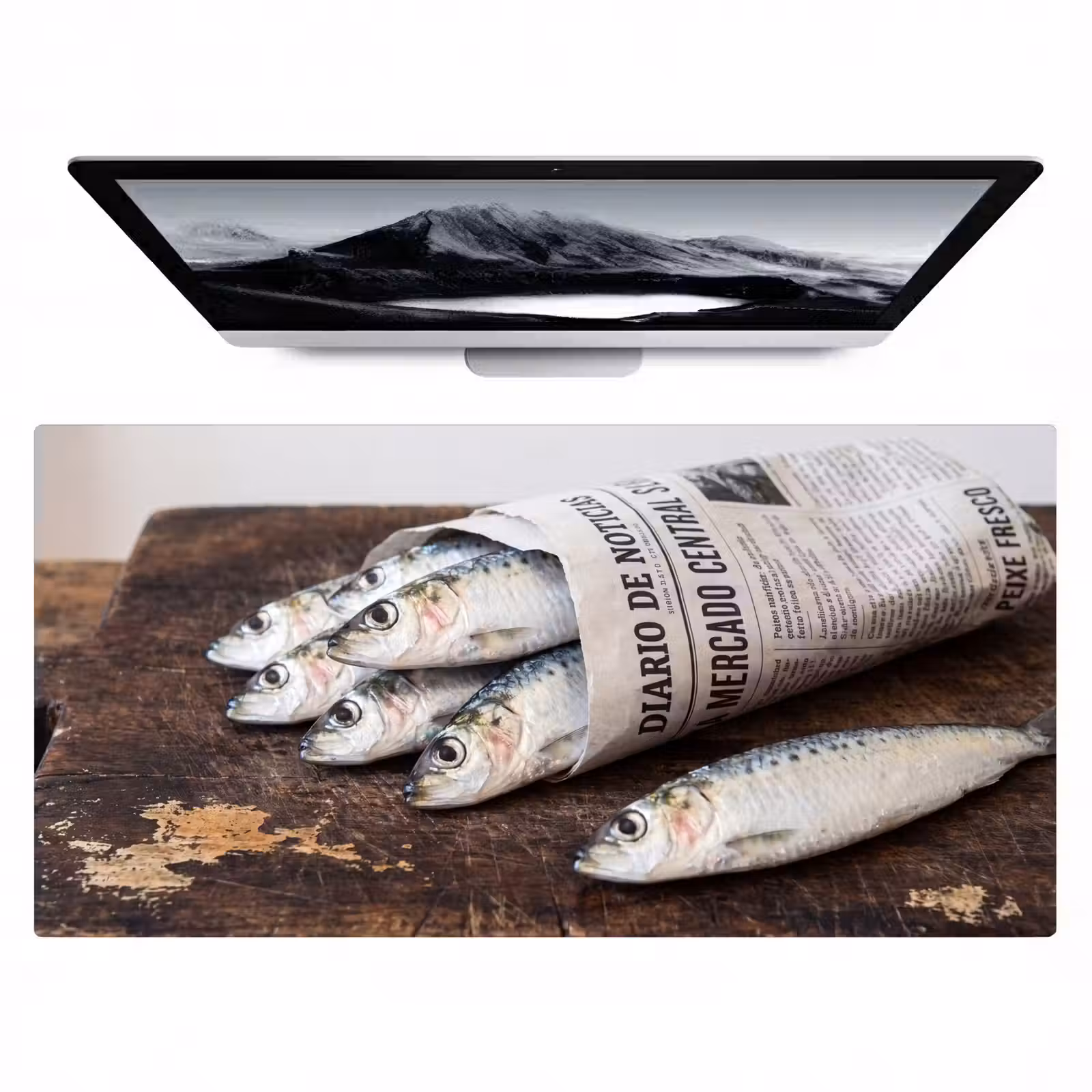 Desk Mat - Little Sardine - newspaper - cutting board - Sardientje - krant - snijplank Muismat XXL klein