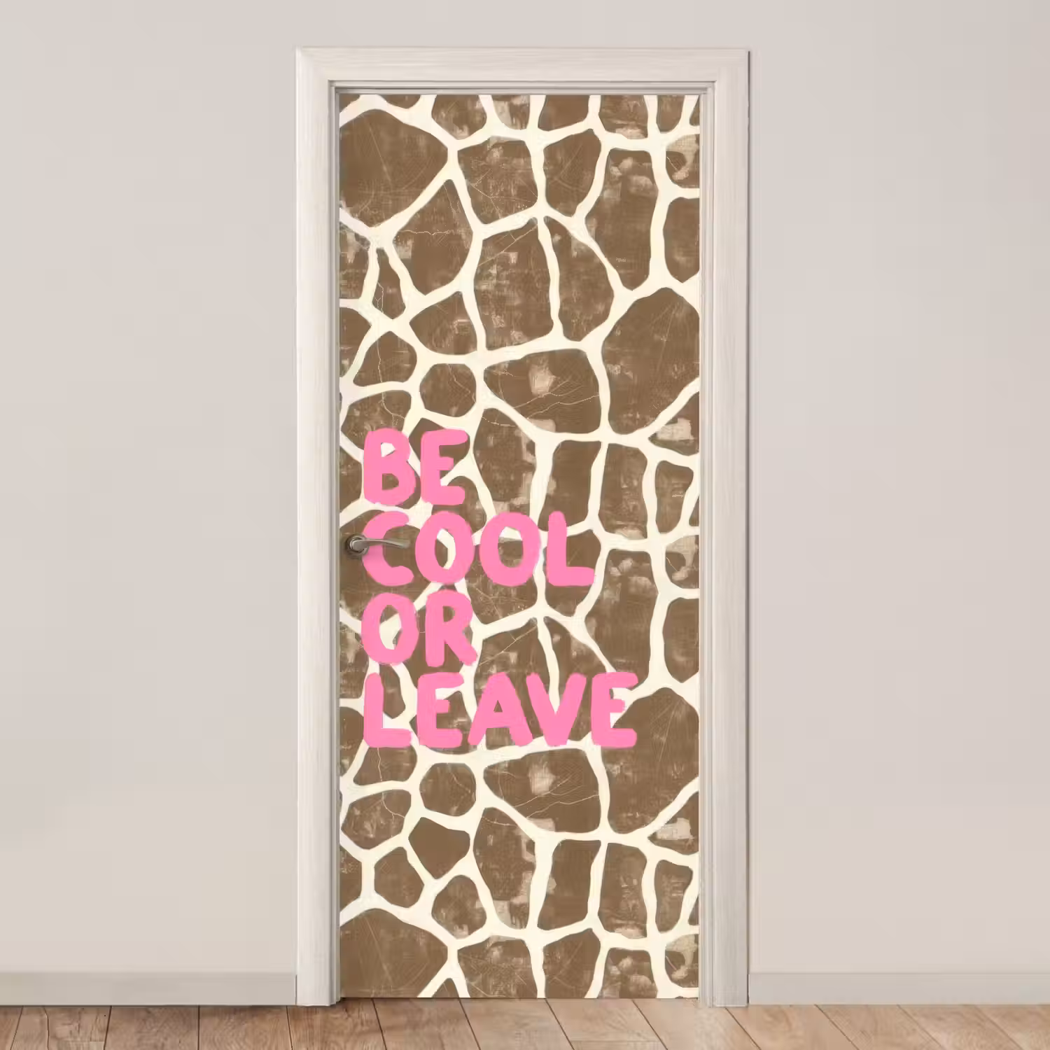 Tekst - Be cool or leave - Roze - Giraffenprint deurposter klein -3d_beige