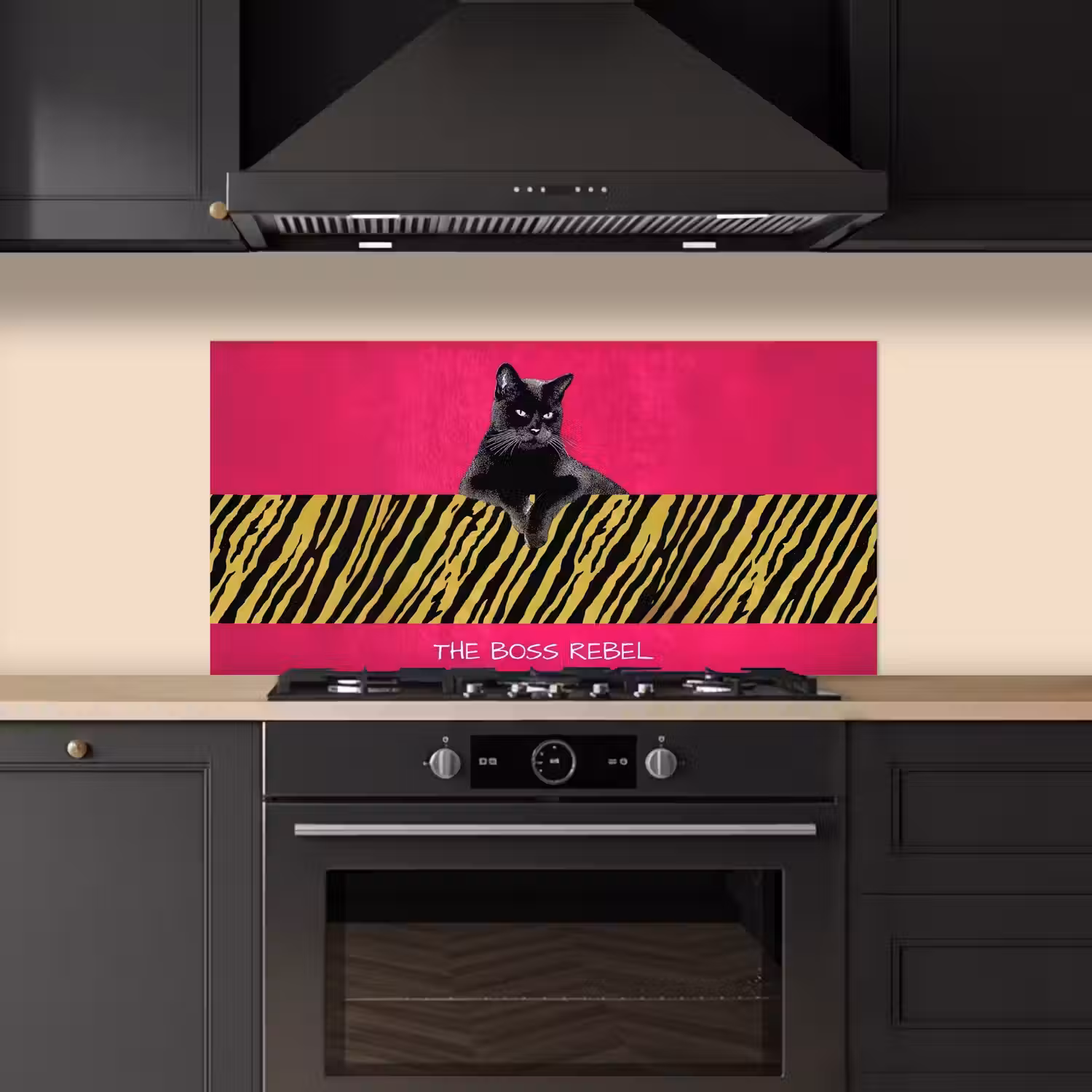 Kat - Baas - Roze - Tijgerprint keuken achterwand spatscherm middel -sfeer1