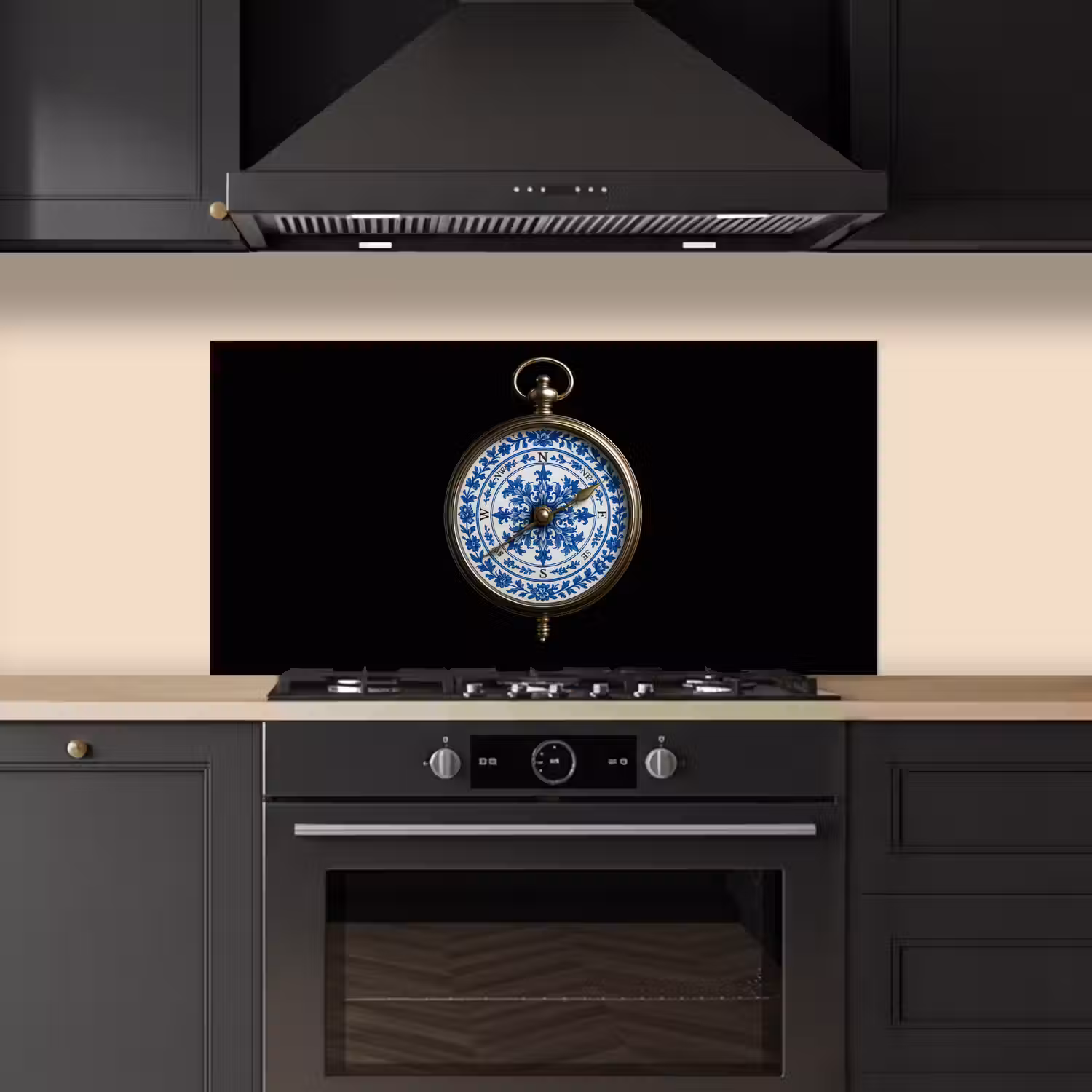 Kompas - Delfts blauw - Zwart keuken achterwand spatscherm middel -sfeer1