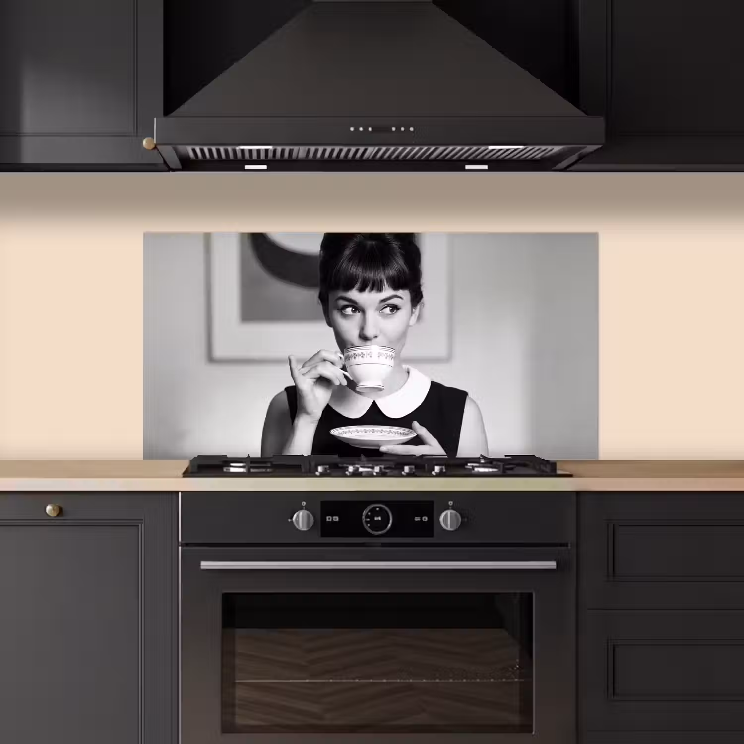 Portret - Thee - Vrouw keuken achterwand spatscherm middel -sfeer1