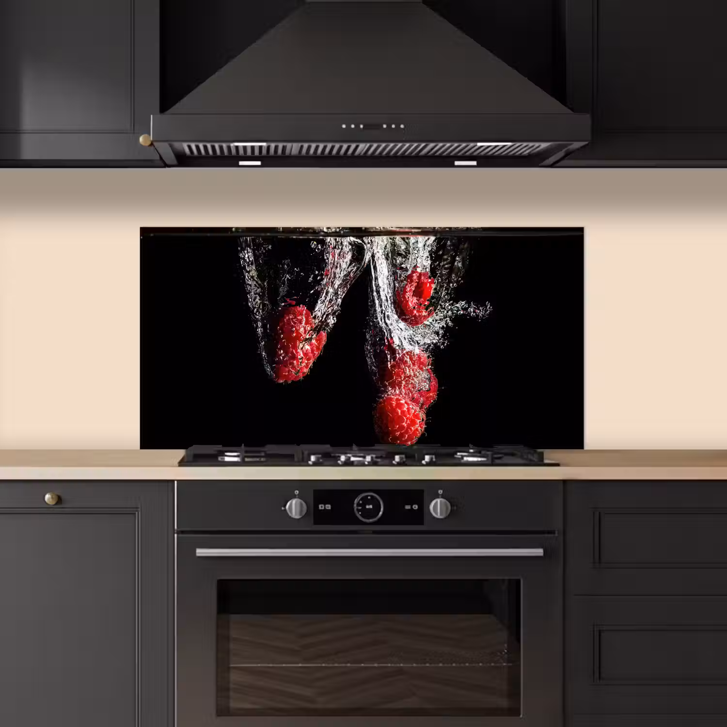 Frambozen - Fruit - Stilleven - Water - Zwart - Rood keuken achterwand spatscherm middel -sfeer1