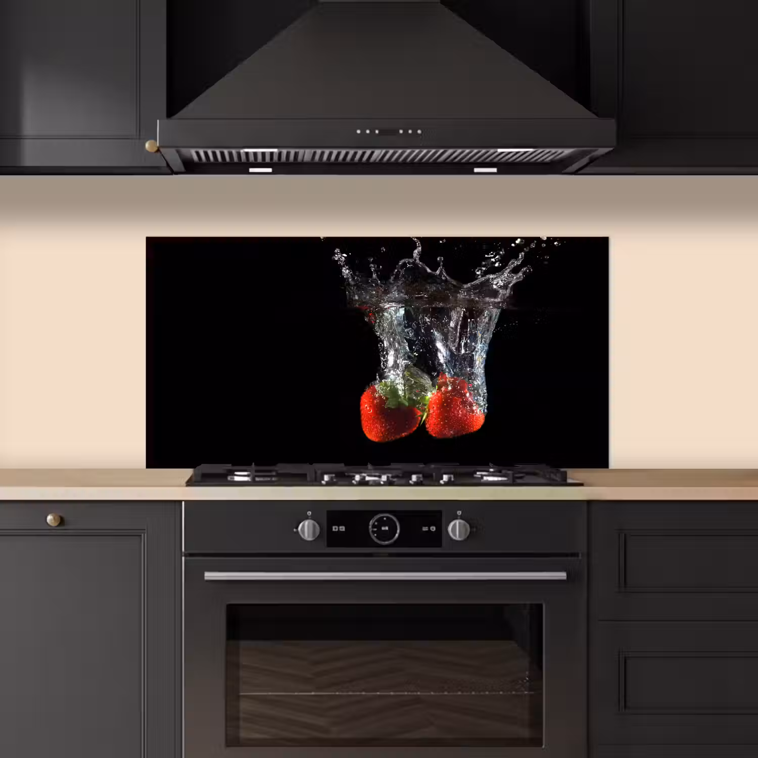 Aardbeien - Fruit - Water - Zwart - Rood keuken achterwand spatscherm middel -sfeer1
