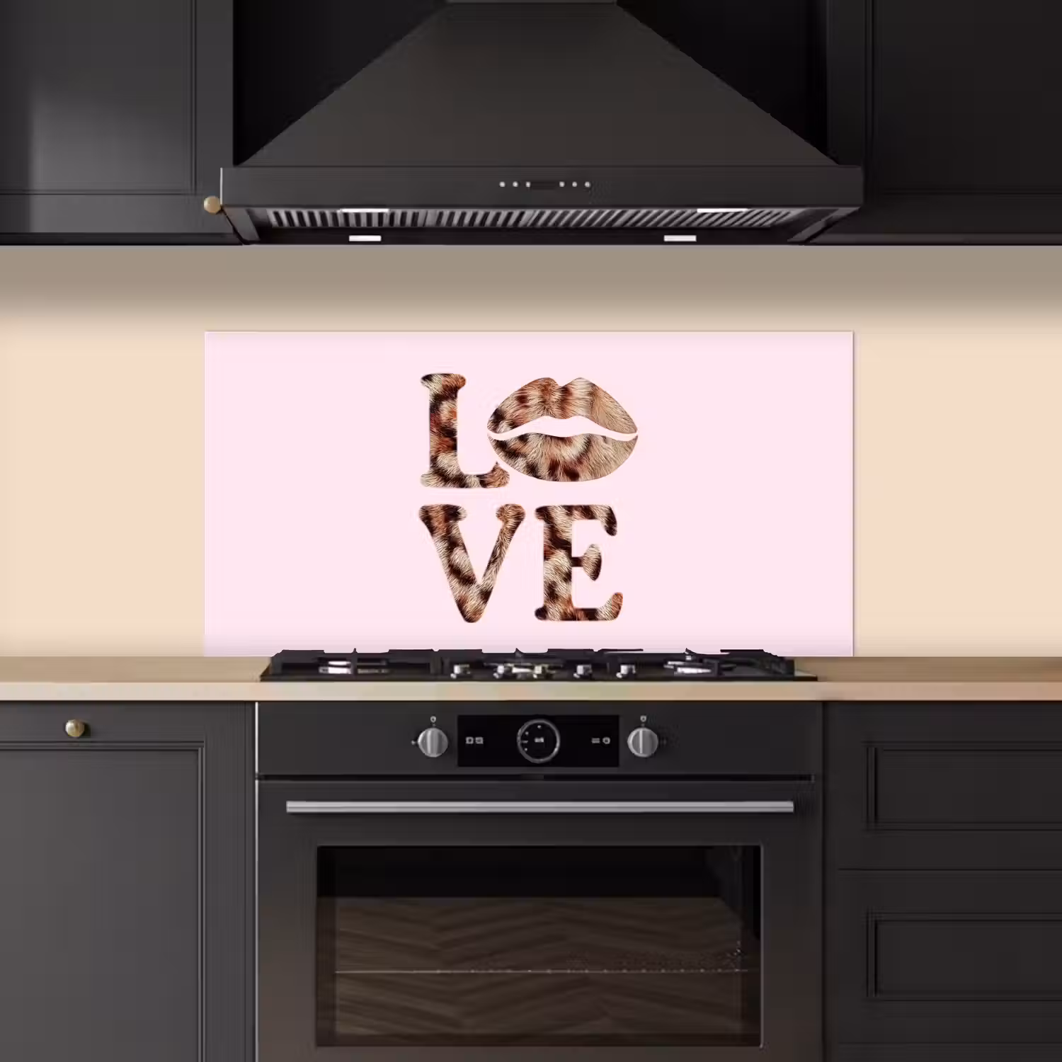 Tekst - Love - Pantervacht - Lichtroze keuken achterwand spatscherm middel -sfeer1