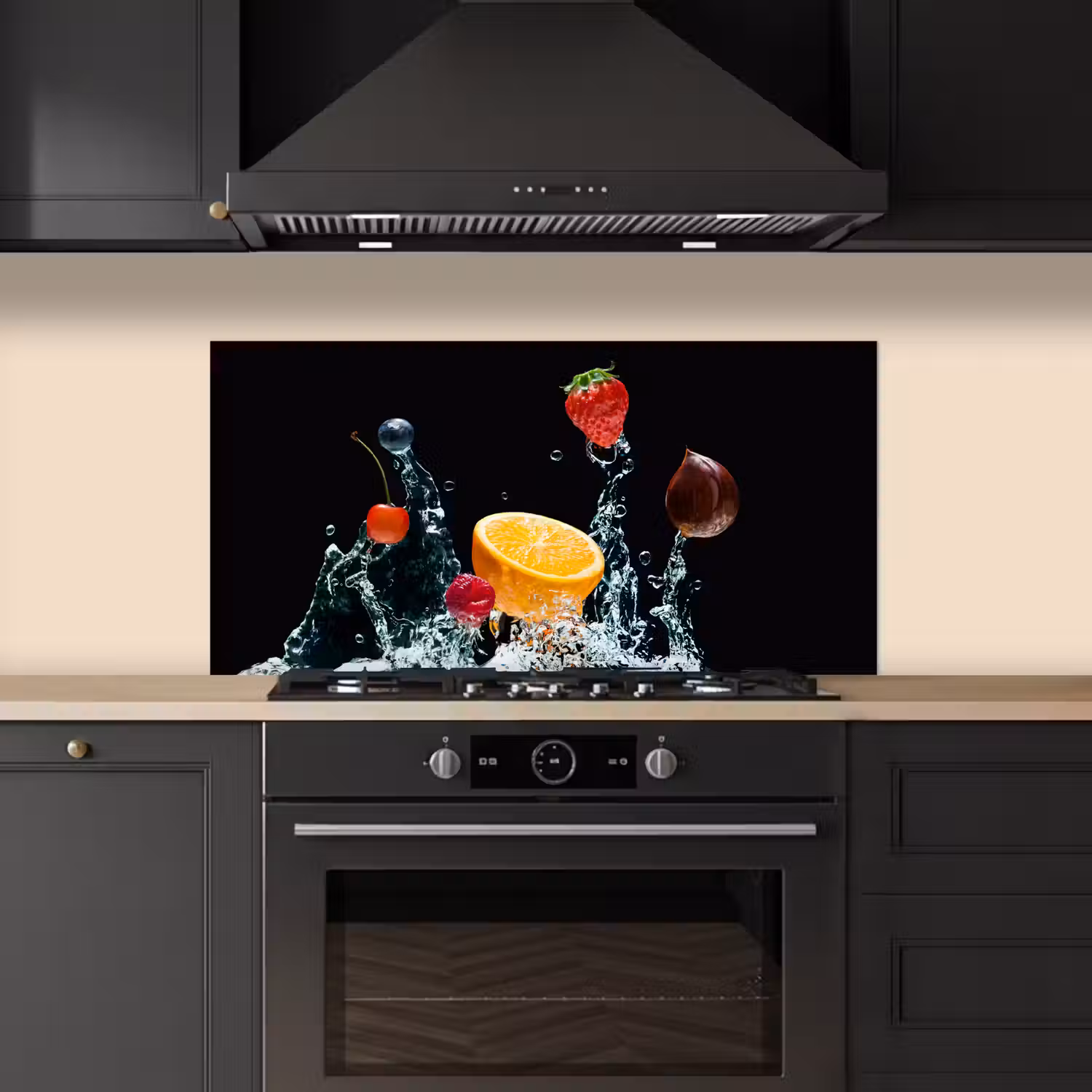 Water - Fruit - Sinaasappel - Aardbei - Kers - Zwart keuken achterwand spatscherm middel -sfeer1